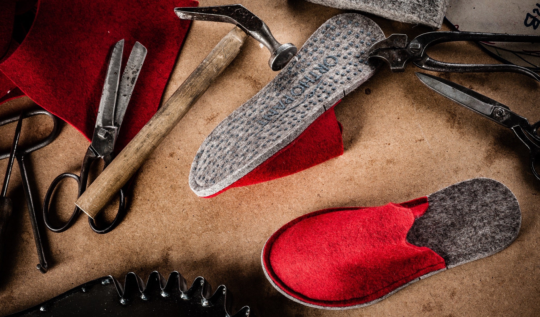 rote Gästepantoffeln