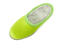 Carica l&#39;immagine nel visualizzatore di Gallery, Pantofole in feltro CLASSIC, verde chiaro con bordo grigio